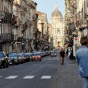 https://leontini-house.taorminaitalyhotels.com